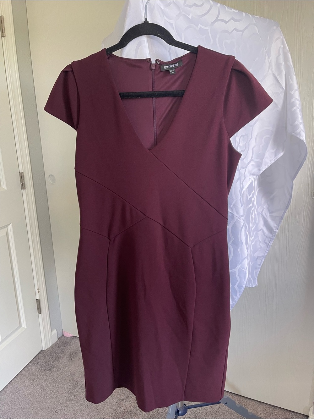 Express Women's V-Neck Cap Sleeve Sheath Dress in Wine